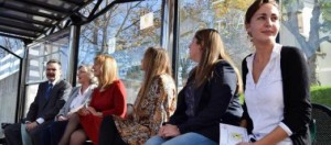 De izquierda a derecha, José Manuel Caldevilla, Nélida Gómez, Marisa Ponga, Mónica Oviedo y Ana Urdambidelus (Cocemfe) y Delia Campomanes (concejala de Urbanismo del Ayuntamiento de Mieres), ayer, en una marquesina del HUCA, la primera con pegatina de filtro de protección solar. L. CARADUJE